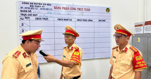 CSGT Tây Ninh kiểm tra cán bộ, chiến sĩ sử dụng rượu, bia trong ngày trực