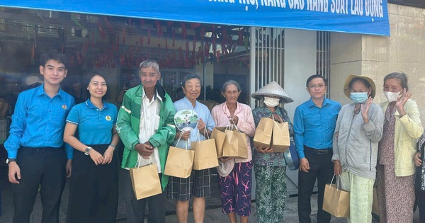 Trao tận tay 200 suất ăn nghĩa tình đến người lao động