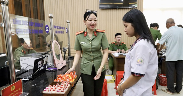 Hình ảnh đáng yêu của công dân "nhí" tại TPHCM lần đầu làm căn cước