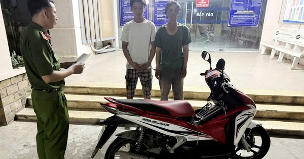 Công an ở TPHCM bắt 2 người trộm xe máy trong cốp xe có vàng