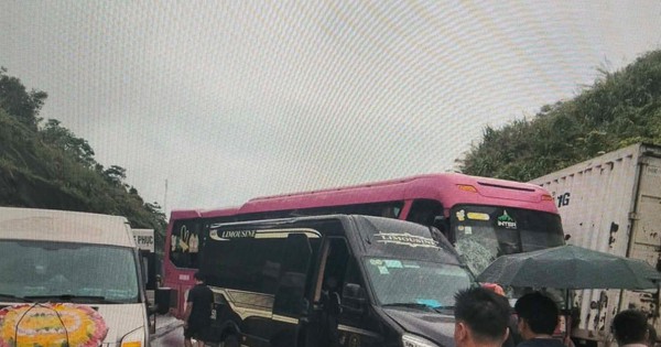 4 ô tô tông nhau liên hoàn trên cao tốc