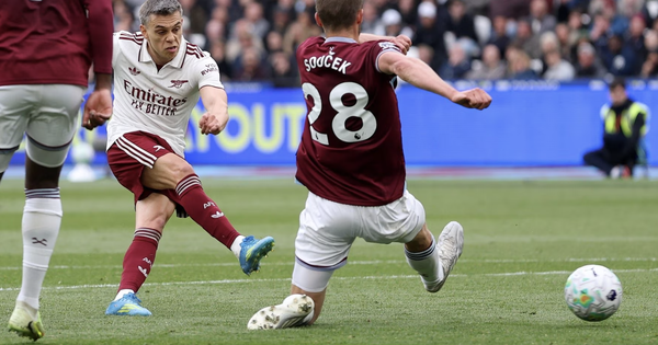 Arsenal thắng nghẹt thở West Ham, áp sát ngôi vô địch Premier League