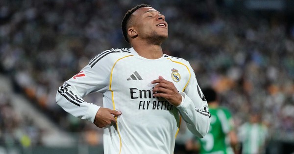 Real Madrid nhận thêm tin hung tin trước “siêu kinh điển”