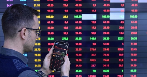 VN-Index lại thủng mốc 1.900 điểm