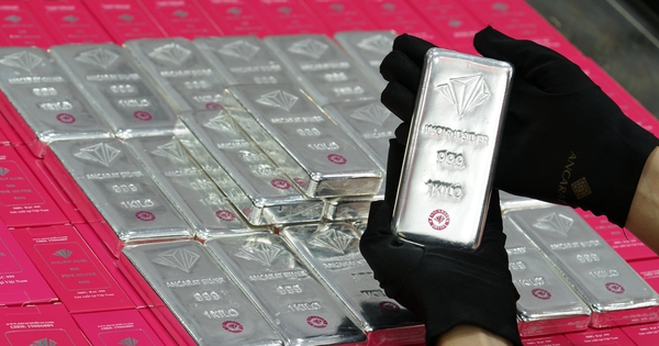Tối 11-5, giá bạc tăng sốc, bỏ xa vàng