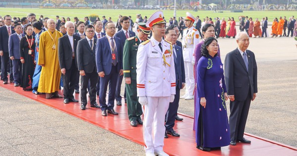 Đại biểu tham dự Đại hội đại biểu toàn quốc MTTQ Việt Nam vào Lăng viếng Chủ tịch Hồ Chí Minh