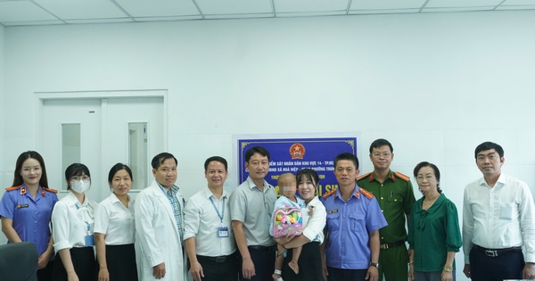Bé trai 2 tuổi bị bạo hành được cấp giấy khai sinh