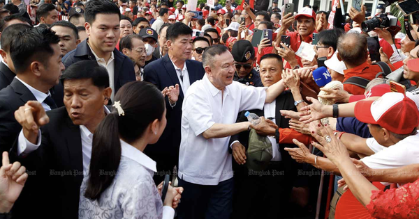 Cựu Thủ tướng Thaksin Shinawatra được ra tù trước thời hạn