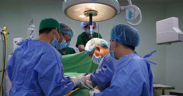Huy động 6 chuyên khoa cứu người đàn ông ở Cần Thơ