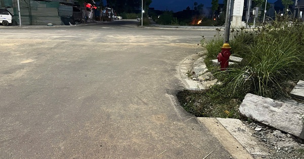 Hàng loạt hố sâu “há miệng” giữa khu tái định cư dự án cầu vượt cửa biển
