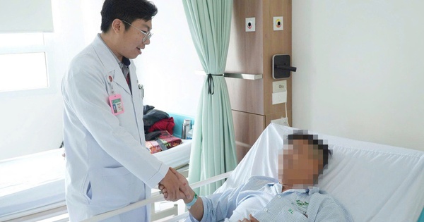 Nghe lời truyền miệng, người đàn ông 40 tuổi tự bơm silicon tăng kích thước "cậu nhỏ"