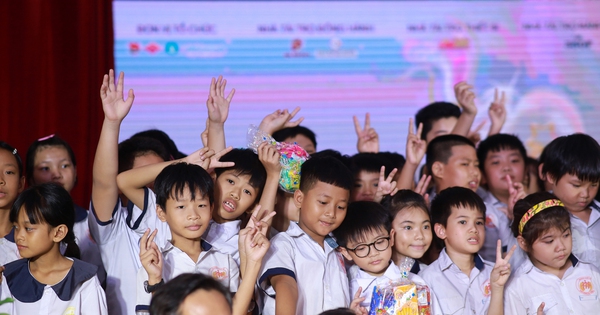 Sinh viên báo chí mang sân khấu đặc biệt đến trẻ em ở TPHCM