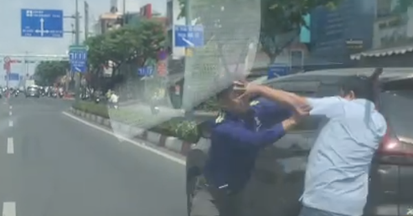 Hai người bất ngờ dừng ô tô, đánh nhau trên đường Phạm Văn Đồng, TPHCM