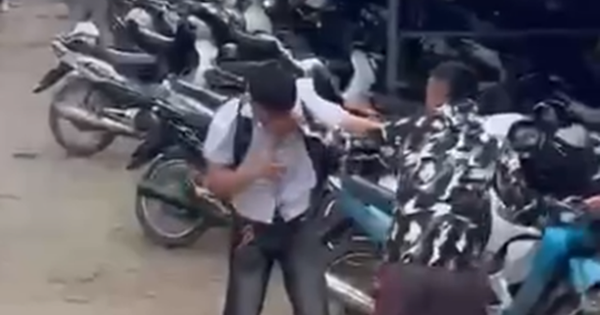 Nam sinh lớp 12 bị nhóm thanh niên mặc quần cộc đột nhập vào trường hành hung