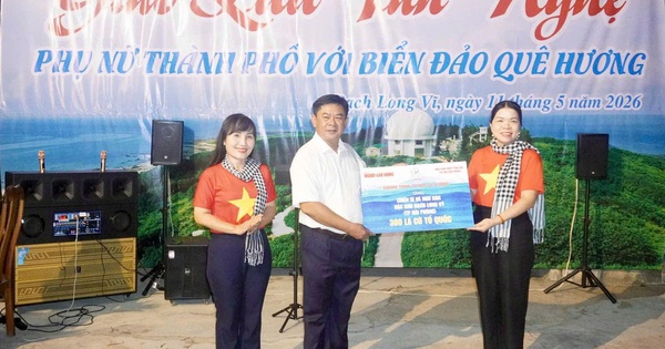 Báo Người Lao Động trao tặng cờ Tổ quốc tại đảo tiền tiêu Bạch Long Vỹ
