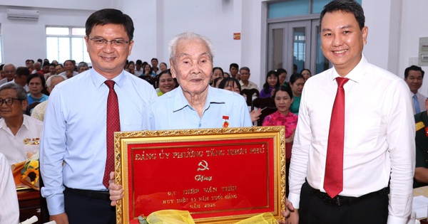 TPHCM: Trao Huy hiệu Đảng cho 61 đảng viên phường Tăng Nhơn Phú