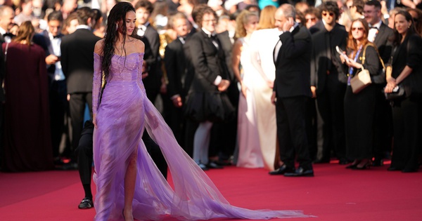 Minh tinh Demi Moore thu hút ánh nhìn với đầm tím