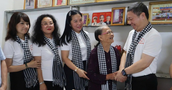 Đảng ủy các cơ quan Đảng TPHCM thăm Mẹ Việt Nam Anh hùng tại Cao Bằng