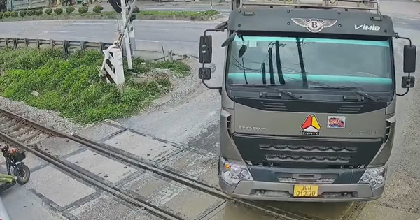 VIDEO: Thót tim cảnh xe tải tông gác chắn, cố vượt qua đường sắt ngay trước 