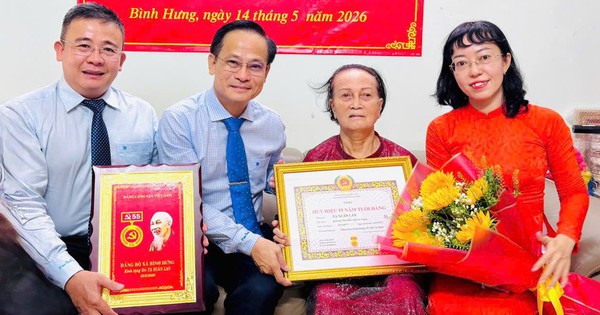 TPHCM: 31 đảng viên xã Bình Hưng nhận Huy hiệu Đảng