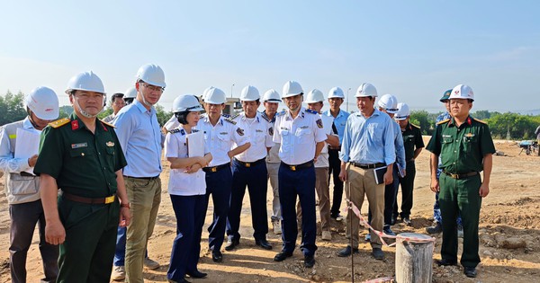 Thiếu tướng Trần Văn Lượng kiểm tra, làm việc tại Vùng Cảnh sát biển 2