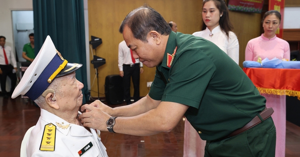 Nhiều phường ở TPHCM trao Huy hiệu Đảng, biểu dương điển hình học Bác dịp 19-5