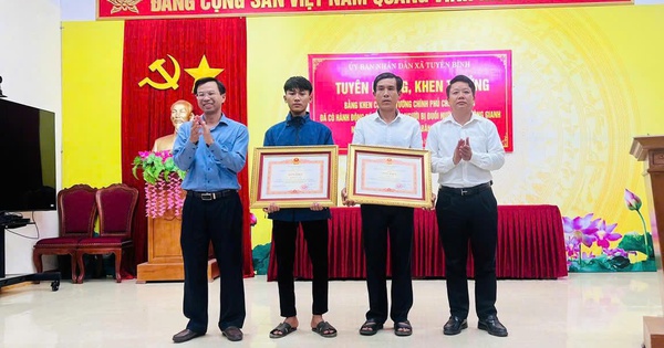 Trao bằng khen của Thủ tướng Chính phủ tặng 2 cha con cứu 3 người trên sông Gianh