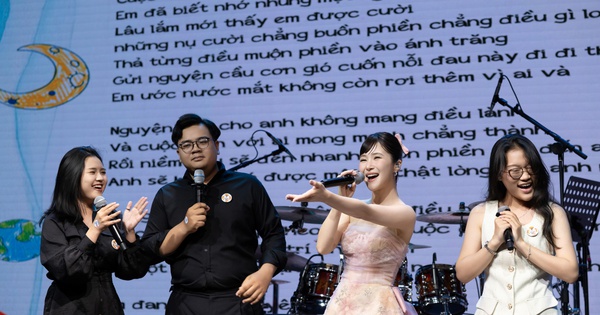 Khoảnh khắc tinh tế của Hương Tràm khi hỗ trợ khán giả cầu hôn