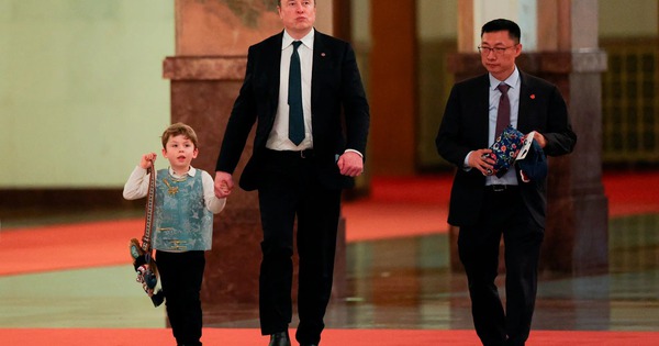 Quý tử nhà Elon Musk diện áo lụa, cầm túi rồng lon ton ở Bắc Kinh