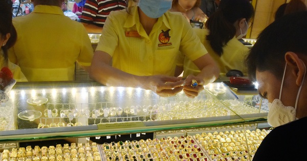 Giá vàng hôm nay 16-5: Vàng thế giới giảm sốc hơn 120 USD/ounce