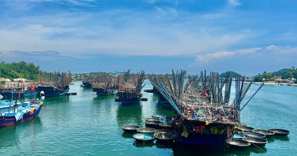 Tàu cá hỏng máy giữa biển, 14 ngư dân chờ ứng cứu
