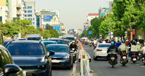 Bất ngờ với hình ảnh ngày đầu tiên vận hành làn đảo chiều trên đường Cộng Hòa