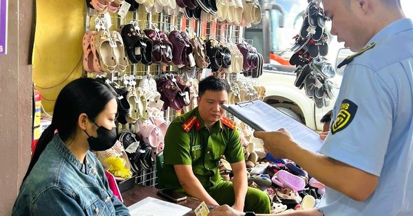 Bán 372 đôi dép Crocs giả thương hiệu, 2 hộ kinh doanh bị xử phạt