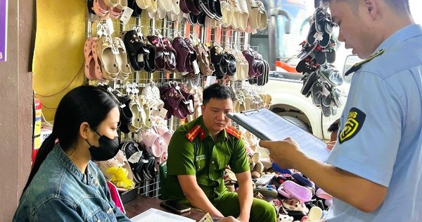 Bán 372 đôi dép Crocs giả thương hiệu, 2 hộ kinh doanh bị xử phạt