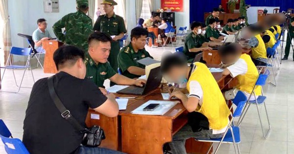 Công an TPHCM tiếp nhận 18 công dân trẻ bị trục xuất