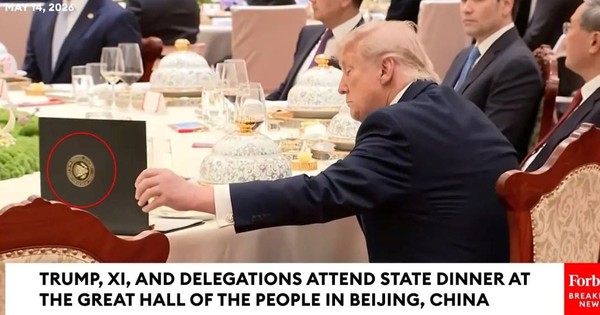 Thực hư clip ông Donald Trump "lật tài liệu của ông Tập Cận Bình" trong quốc yến