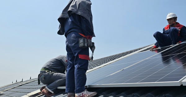 Giá tấm pin năng lượng, pin lưu trữ đồng loạt tăng giữa "cơn sốt" lắp điện mặt trời mái nhà