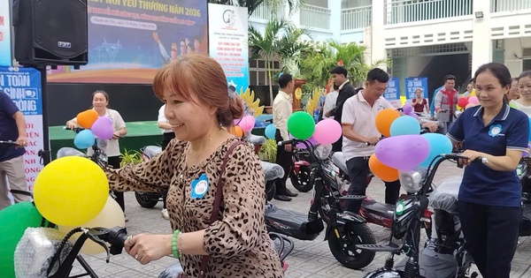 Người lao động cảm động khi được trao tặng sổ tiết kiệm, xe đạp điện