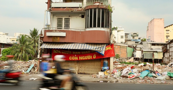 Cận cảnh nhiều căn nhà ven rạch Xuyên Tâm ở phường Gia Định đang được cấp tập tháo dỡ