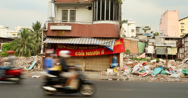 Cận cảnh nhiều căn nhà ven rạch Xuyên Tâm ở phường Gia Định đang được cấp tập tháo dỡ