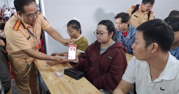 CHÍNH QUYỀN SỐ CHẠM TỚI LÒNG DÂN (*): AI "vào cuộc" cùng CSGT