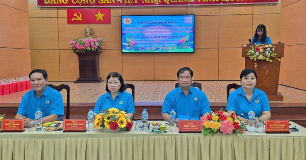 Gặp gỡ lãnh đạo phường, người lao động phản ánh gặp khó khi đăng ký tạm trú