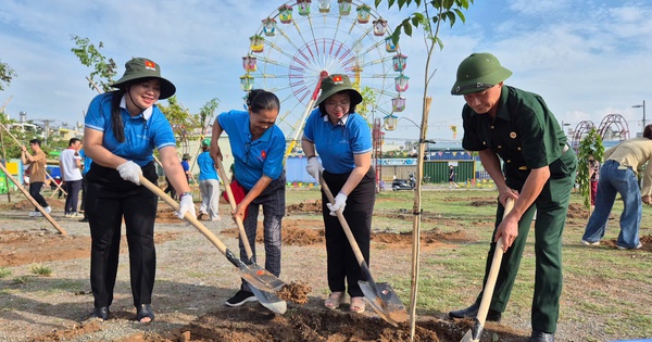 Nhân dân phường Đông Hưng Thuận trồng cây nhớ ơn Bác Hồ