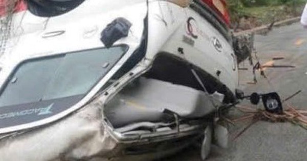 VIDEO: Lũ lên bất ngờ, xe khách bị vò nát, cuốn trôi gần 100 m
