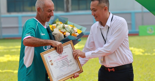 HLV Guillaume Graechen được vinh danh