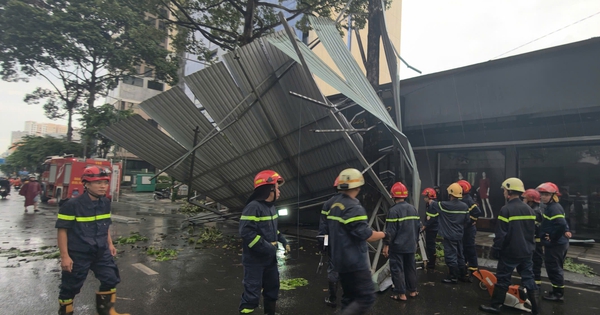TPHCM: Giông lốc khiến mái tôn đổ sập, ùn tắc giao thông