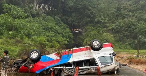 Mưa lũ, dông lốc đánh chìm tàu, cuốn trôi ô tô