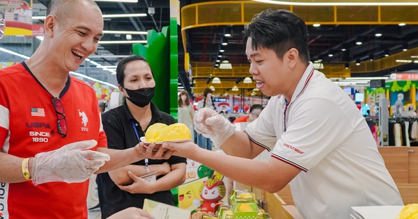 VIDEO: Người dân TPHCM đổ xô trải nghiệm buffet sầu riêng cuối tuần
