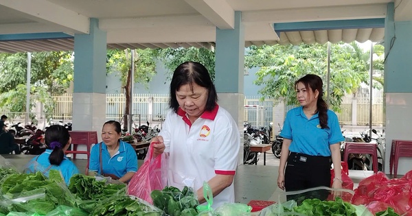 Người lao động hào hứng khi được tặng rau sạch, phục vụ bánh, cà phê miễn phí