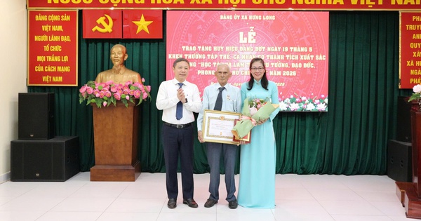 TPHCM: Trao Huy hiệu Đảng và tuyên dương điển hình học Bác